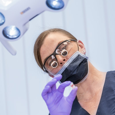 Dr. med. dent. Martina Lücking mit der Lupenbrille Arbeiten mit der Lupebrille